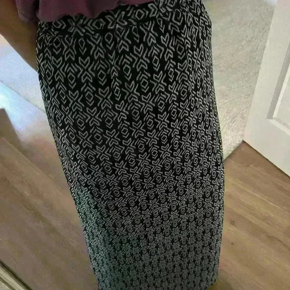 Black & white pattern maxi skirt - Picture 3 of 3